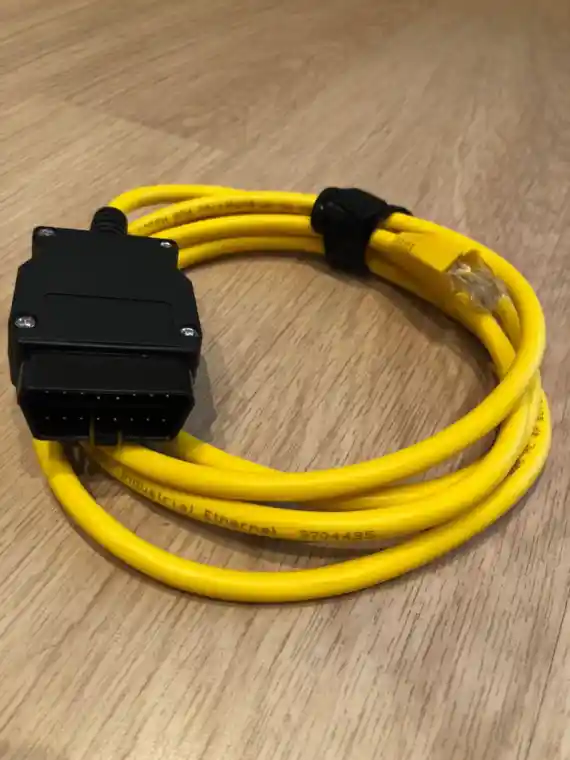 Вот так выглядит E-NET кабель: обычный Ethernet кабель с переходником OBD2 на другом конце